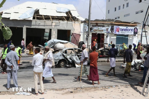 Hiện trường một vụ đánh bom xe tại Somalia. (Ảnh: AFP/TTXVN)