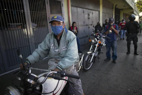 Người dân Venezuela xếp hàng dài chờ mua xăng dầu