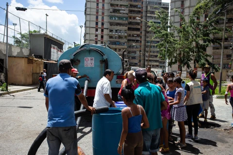 Người dân Venezuela chờ lấy nước sinh hoạt.