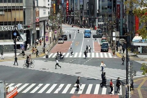 Đường phố Nhật Bản tấp nập trở lại sau khi dỡ bỏ tình trạng khẩn cấp