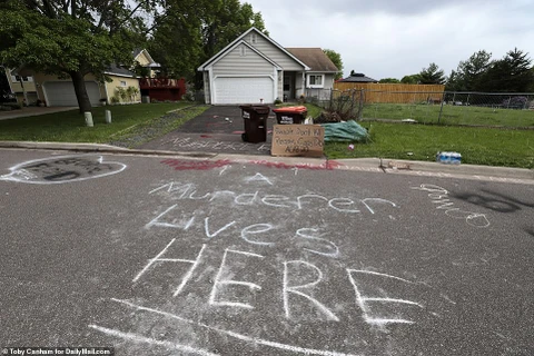 Dân Minneapolis vây kín nhà riêng viên cảnh sát giết người da màu