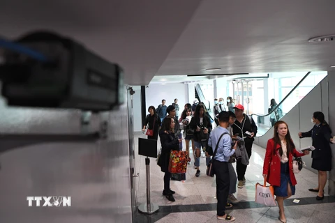 Hành khách tại sân bay quốc tế Phnom Penh. (Ảnh: AFP/TTXVN)