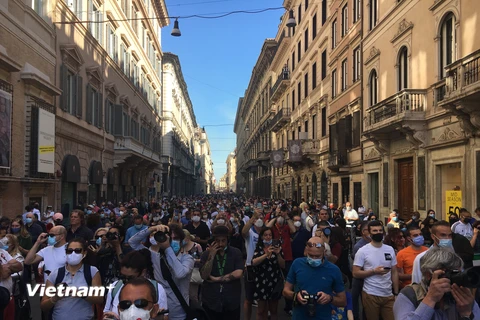 Người dân Italy tham dự lễ kỷ niệm Quốc khánh. (Ảnh: Huy Thông/TTXVN) 