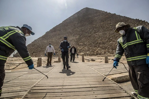 Khử trùng tại kim tự tháp Giza. (Ảnh: Getty)