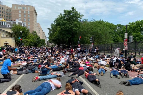 Mỹ: Người biểu tình nằm la liệt trước cửa Nhà Trắng