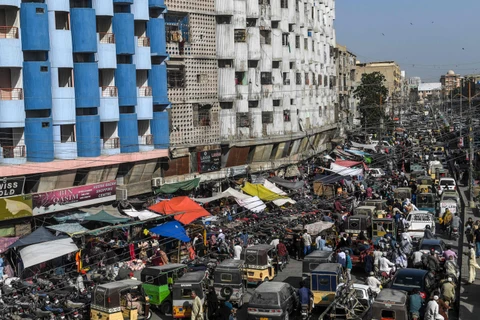 Một khu chợ đông người tại Karachi trong dịp lễ Eid al-Fitr. (Ảnh: AFP)