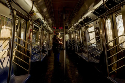 Thống đốc New York đi tàu điện ngầm để chứng minh độ an toàn