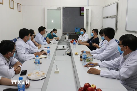 Nhóm y bác sỹ điều trị cho BN91 tại Bệnh viện Chợ Rẫy. (Ảnh: TTXVN phát)