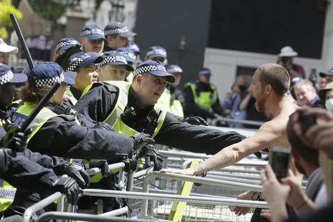 Cảnh sát đụng độ với người biểu tình ở London. (Ảnh: AP)