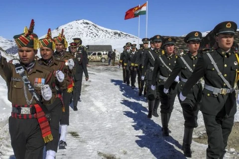 Lực lượng biên phòng của Ấn Độ và Trung Quốc. (Ảnh: PTI)