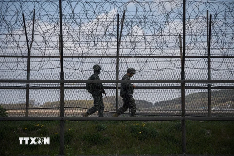 Binh sĩ Hàn Quốc tuần tra tại khu phi quân sự ở biên giới liên Triều. (Ảnh: AFP/TTXVN)