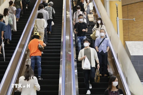 Người dân đeo khẩu trang phòng lây nhiễm COVID-19 tại Tokyo. (Ảnh: THX/TTXVN)