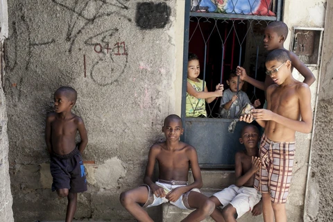 Người dân tại khu ổ chuột ở Brazil. (Ảnh: Cesvi)