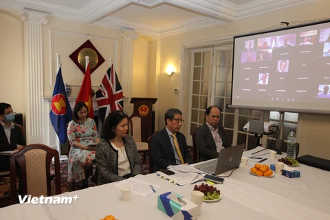Đại sứ Trần Ngọc An và cán bộ Đại sứ quán Việt Nam tại Vương quốc Anh tham dự Hội thảo trực tuyến. (Ảnh: Đình Thư/Vietnam+)
