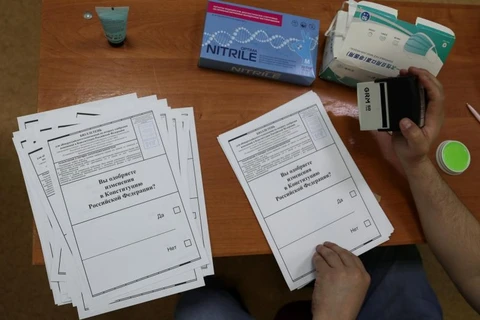 Người dân Nga bắt đầu đi bỏ phiếu trưng cầu sửa đổi hiến pháp. (Ảnh: Reuters)