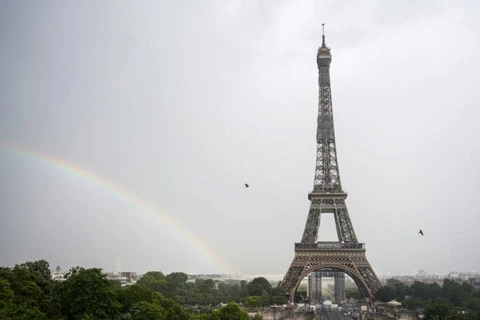 Tháp Eiffel đón khách trở lại với các biện pháp kiểm dịch nghiêm ngặt