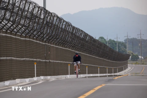 Hàng rào biên giới liên Triều tại đảo Gyodong, Hàn Quốc. (Ảnh: AFP/TTXVN)