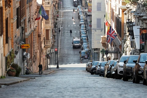 Đường phố Rome vắng vẻ do COVID-19. (Ảnh: Reuters)