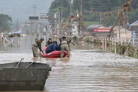 Lực lượng phòng vệ Nhật Bản tham gia công tác cứu hộ. (Ảnh: AFP)