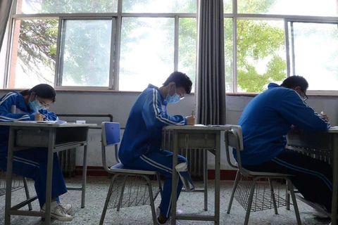 [Video] Học sinh Trung Quốc bước vào kỳ thi đại học trong mùa dịch