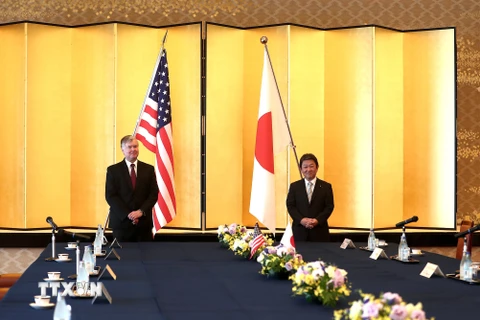 Đặc phái viên Mỹ về vấn đề Triều Tiên Stephen Biegun và Ngoại trưởng Nhật Bản Toshimitsu Motegi. (Ảnh: AFP/TTXVN)