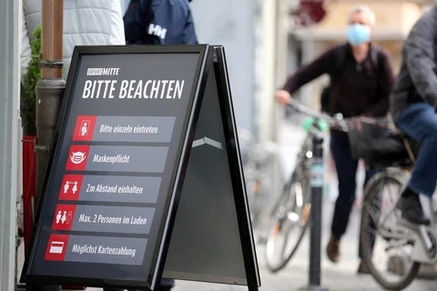 Một nhà hàng tại Đức đưa ra các quy định về phòng chống dịch. (Ảnh: Reuters)