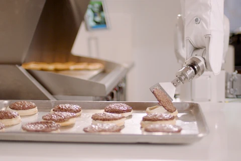 Robot Flippy làm nhiệm vụ rán thịt hamburger. (Ảnh: TechCrunch)