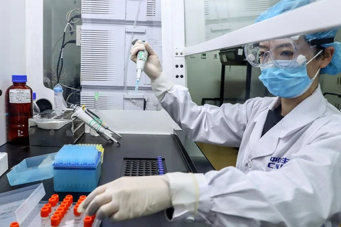 Phòng thí nghiệm nghiên cứu vắcxin của Sinopharm ở Bắc Kinh. (Ảnh: THX/AP)