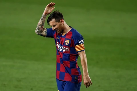 Messi thất vọng khi nhìn Real Madrid nâng cúp vô địch La Liga