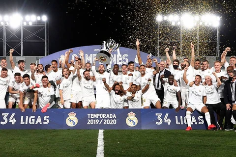 Real Madrid đã nâng chiếc cúp vô địch La Liga lần thứ 34. (Ảnh: Real Madrid)