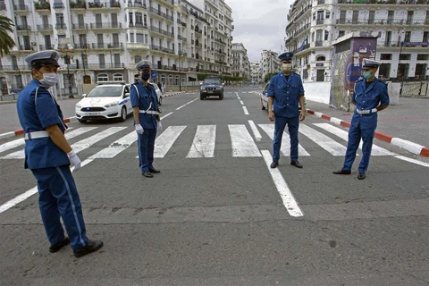 Chốt kiểm tra an ninh tại thủ đô Algiers. (Ảnh: Middle East Online)