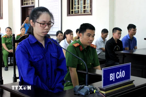 Bị cáo Lại Thị Kiều Trang tại phiên tòa. (Ảnh: Thế Duyệt/TTXVN)