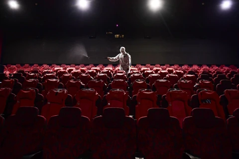Phun thuốc khử trùng trong rạp phim tại Trung Quốc. (Ảnh: AFP/Getty)