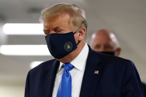 Tổng thống Trump đeo khẩu trang trong chuyến thăm bệnh viện Walter Reed. (Ảnh: AP/Shutterstock)