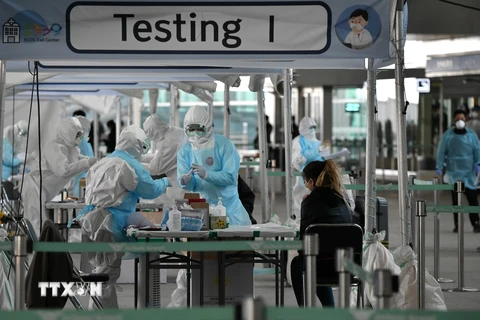 Điểm xét nghiệm COVID-19 tại sân bay quốc tế Incheon. (Ảnh: AFP/TTXVN)