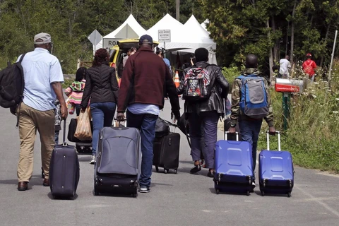 Người xin tị nạn tại cửa khẩu biên giới Mỹ-Canada. (Ảnh: AP)