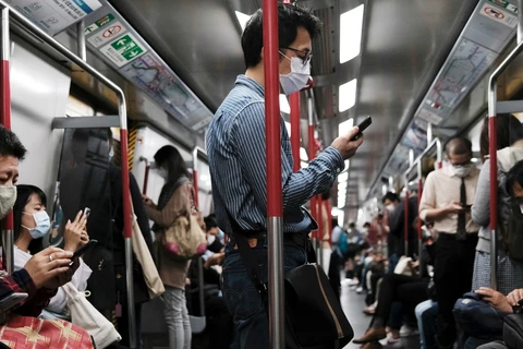 Người dân Hong Kong phải đeo khẩu trang khi đi tàu điện ngầm. (Ảnh: Reuters)