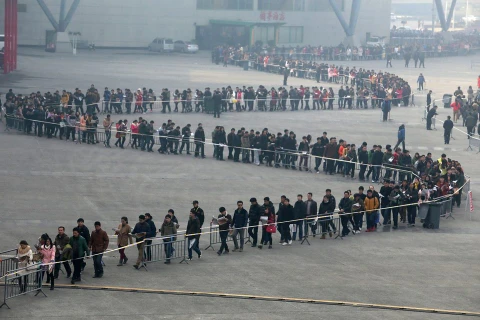 Hàng dài người tham gia hội chợ việc làm tại Trịnh Châu. (Ảnh: China Smack)