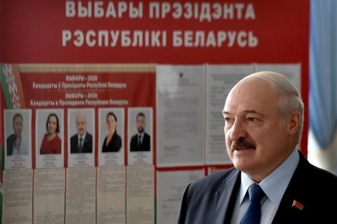 Tổng thống Lukashenko tại một điêm bầu cử. (Ảnh: Reuters)