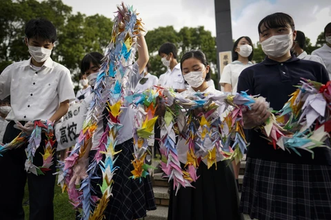 Người dân tưởng nhớ các nạn nhân vụ nổ bom hạt nhân ở Nagasaki. (Ảnh: EPA)