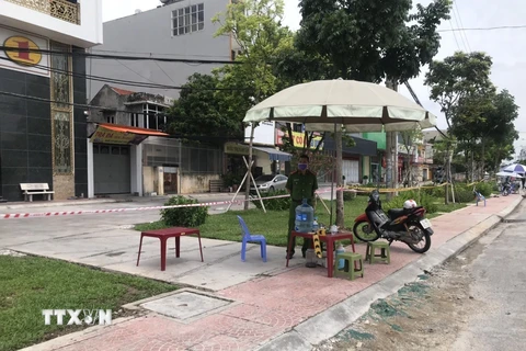 Chốt kiểm soát tại khu vực xung quanh nhà số 36 phố Ngô Quyền, thành phố Hải Dương. (Ảnh: Mạnh Tú/TTXVN)