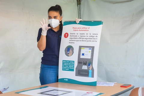Phổ biến thông tin về dịch bệnh cho người dân ở Costa Rica. (Ảnh: UNHCR)