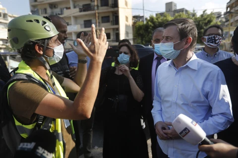 Thứ trưởng Ngoại giao Mỹ David Hale thăm hiện trường vụ nổ ở Beirut. (Ảnh: AP)