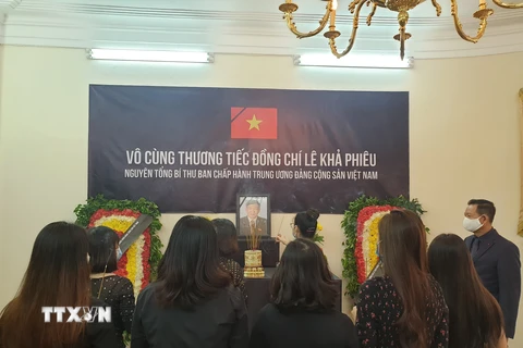 Nhân viên ĐSQ cùng các cơ quan đại diện Việt Nam tại Ai Cập thắp hương tưởng nhớ nguyên Tổng Bí thư Lê Khả Phiêu. (Ảnh: Anh Tuấn/TTXVN)