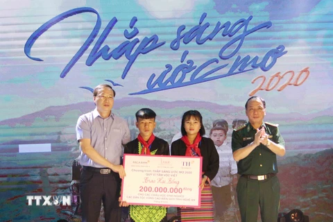 Quỹ Vì tầm vóc Việt trao tặng các suất học bổng trị giá 200 triệu đồng. (Ảnh: Nguyễn Oanh/TTXVN)