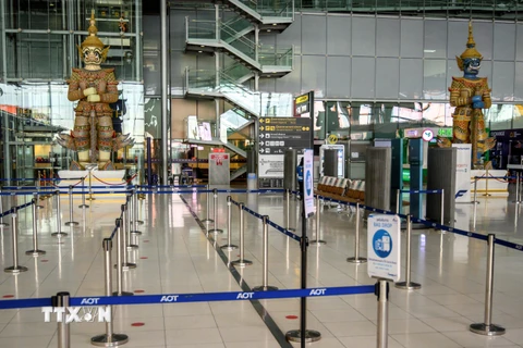 Sân bay Suvarnabhumi ở Bangkok vắng vẻ do dịch bệnh COVID-19. (Ảnh: AFP/TTXVN)