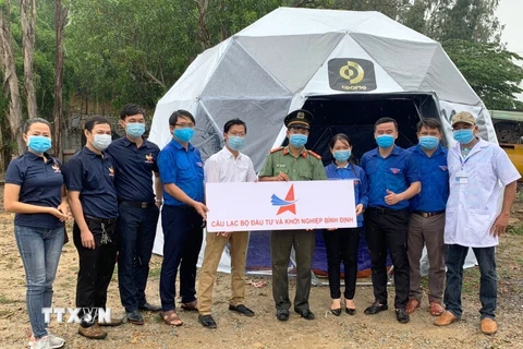 Tặng lều bạt dã chiến cho chốt kiểm soát dịch COVID-19 tại huyện Hoài nhơn, tỉnh Bình Định. (Ảnh: Nguyên Linh/TTXVN)