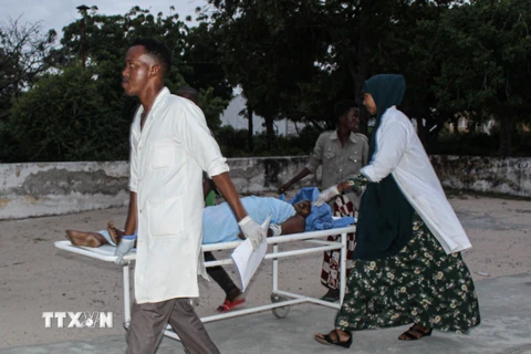 Hiện trường một vụ tấn công tại Mogadishu. (Ảnh: AFP/TTXVN)