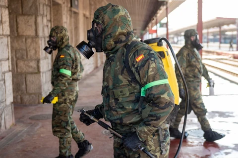 Quân đội Tây Ban Nha tham gia phun thuốc khử trùng. (Ảnh: Sky News)