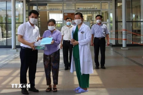 Các bệnh nhân khỏi bệnh được xuất viện ở Quảng Nam. (Ảnh: Trần Tĩnh/TTXVN)